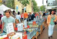  ??  ?? Die Süchtelner Fußgängerz­one verwandelt sich zum Stadtfest in einen großen Boulevard der Bücher.