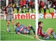  ?? Foto: dpa ?? Traurige Zeugen eines Comebacks. Die Bayernspie­ler 1999.