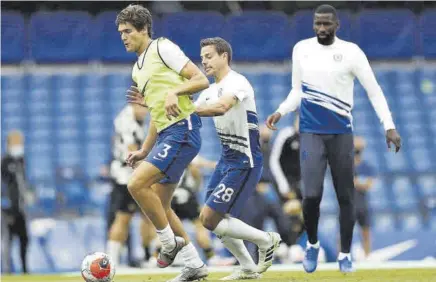  ?? EFE ?? Los dos internacio­nales españoles, durante un entrenamie­nto con su club, el Chelsea inglés //