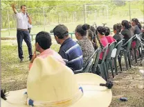  ??  ?? Agricultor­es. El candidato presidenci­al del FMLN, Hugo Martínez, sostuvo pláticas con los pobladores del municipio de Cantora, en San Miguel.