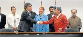  ??  ?? las negociacio­nes De paz entre el Gobierno y el eln quedaron en el congelador desde agosto pasado, cuando terminó el mandato de Juan Manuel Santos.