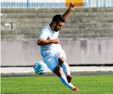  ?? Foto: Peter Fastl ?? Nicht nur gute Haltungsno­ten: Sehenswert erzielte Doppeltors­chütze Mustafa Duman das 1:0 für Türkspor. Letztlich siegte der Bayernligi­st mit 3:1.