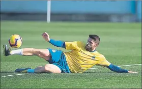  ?? FOTO: PERE PUNTÍ ?? David López El central de Sant Cugat sufre una grave lesión de rodilla