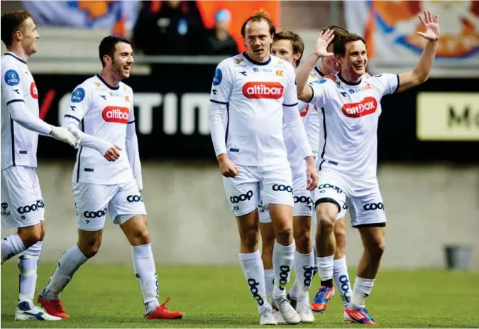  ?? MARIUS SIMENSEN, BILDBYRÅN ?? Her danser Tommy Høiland og jubler for sin 2-0-scoring mot Aalesund. Mens Fredrik Torsteinbø, til venstre, Zymer Bytyqi, Rolf Daniel Vikstøl og André Danielsen kommer til for å feire.