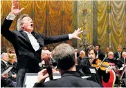  ??  ?? El director de orquesta Harry Christophe­rs conduce el ‘Stabat Mater’, de James MacMillan.