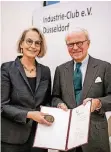  ?? RP-FOTO: ENDERMANN ?? Preisträge­rin Ursula Staudinger mit Joachim Scheele.