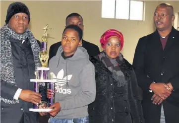  ??  ?? Nkandla Mayor Thami Ntuli hands over the winning trophy to female boxer Tholi Ndaba, with Deputy Mayor Nonhlanhla Nzuza and Speaker Sondelaphi Sbiya looking on