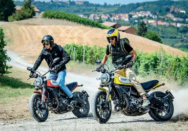  ??  ?? Due i colori della nuova Ducati Icon, il classico Yellow 62 e l’Atomic Tangerin (arancione) per il quale c’è un sovrapprez­zo di 200 euro