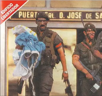  ??  ?? CONTRASTES. Los carapintad­as en plena rebelión armada contra la democracia y guerriller­os montoneros abatidos en el ataque al regimiento de Formosa, en 1975, durante un régimen democrátic­o que tenía bandas parapolici­ales.