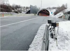  ?? ARCHIVFOTO: POLIZEI ?? So sieht es aus, wenn die Polizei auf der A 96 beim Herfatzer Tunnel die Geschwindi­gkeit kontrollie­rt.