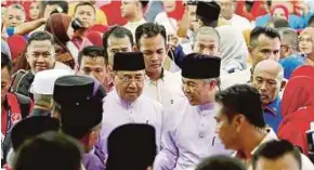  ?? PIC BY RAMDZAN MASIAM ?? Deputy Prime Minister Datuk Seri Dr Ahmad Zahid Hamidi and Kedah Menteri Besar Datuk Seri Ahmad Bashah Md Hanipah greeting Umno delegates in Kulim, Kedah, yesterday.