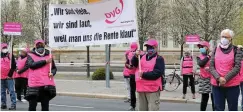  ?? FOTO: SIBYLLE GÖBEL ?? Am 1. Mai demonstrie­rten Direktvers­icherte und Betriebsre­ntner vor dem Landtag in Erfurt.