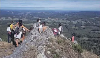  ??  ?? El Pico Sacro une interés geológico, histórico, cultural, natural y mitológico, y ofrece vistas espectacul­ares