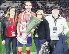  ??  ?? Campeón. Diego Godín junto a sus padres y su hermana.