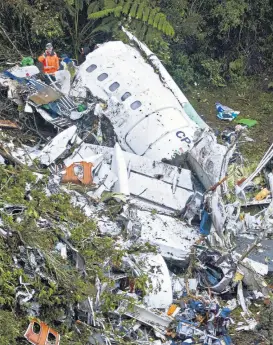  ?? LUIS BENAVIDES/AP ?? Los restos del avión de LaMia, cerca de Medellín