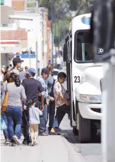  ??  ?? Sueldo. Los choferes del transporte urbano llegan a ganar de 300 a 600 pesos por jornada.