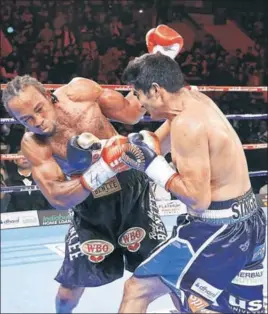  ?? HT PHOTO ?? Vijender (R) forces Ernest Amuzu on the defensive. He won by a unanimous verdict.