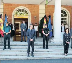  ?? FERNANDO CALVO / EFE ?? Pedro Sánchez, el viernes en el minuto de silencio en la Moncloa