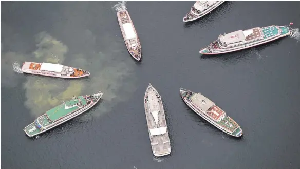  ?? FOTO: DPA ?? Die Schiffe der Weißen Flotte, hier beim Saisonauft­akt, sind auch ein verbindend­es Element zwischen Deutschlan­d, Österreich und der Schweiz. Zusätzlich­e Schiffe aus der Schweiz und erhobene Gebühren als Antwort aus Deutschlan­d haben das Verhältnis nun...