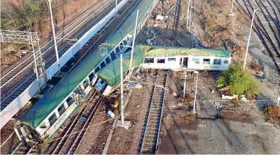  ??  ?? I danni
La vista dall’alto delle conseguenz­e dell’incidente ferroviari­o di Pioltello — alle porte di Milano — il 25 gennaio 2018 in cui morirono tre donne e ci furono un centinaio di feriti