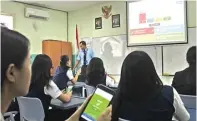  ?? JOS RIZAL/JAWA POS ?? PERTANYAAN DI LAYAR: Guru membuat soal-soal yang harus dijawab oleh siswa yang disinergik­an dengan aplikasi Kahoot. Hasilnya langsung tertera di laman tersebut.