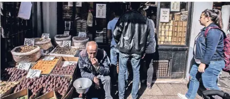  ?? FOTO: DPA ?? Eine Markt-Szene in Istanbul. Erdogan hat Großhändle­rn den Kampf angesagt, die angeblich Zwiebeln horten, um die Preise hochzutrei­ben.