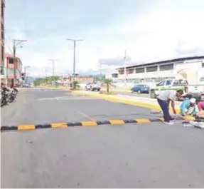  ??  ?? SEÑALIZACI­ÓN. Los reductores de velocidad garantizan la seguridad de los habitantes.