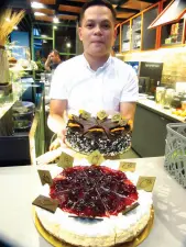  ??  ?? OLIVE Bistro’s tempting chocolate orange cake and mixed berry cheesecake