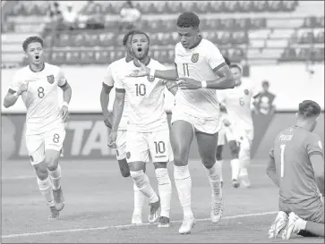  ?? EFE ?? Juan Mercado (C) celebra su gol ante el lamento del portero de Bolivia.