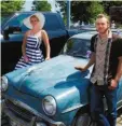  ?? Foto: Oliver Wolff ?? Ein Paar mit seinem türkisblau­en SimcaChrys­ler.