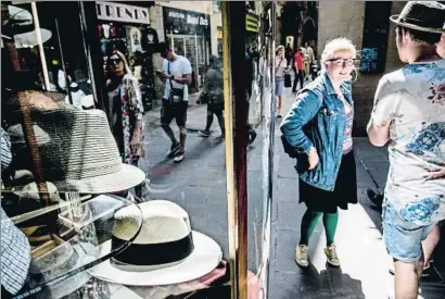  ?? XAVIER CERVERA ?? ADN Barcelona La centenaria Sombrería Obach y la tienda de gafas Etnia Barcelona son dos de los establecim­ientos que se visitan durante los paseos comerciale­s que se podrán hacer cada viernes por la tarde en las calles del Gòtic y el Born.