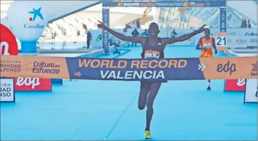  ?? ?? Kandie bate el récord del mundo en Valencia en la edición de 2020 de la Media Maratón Valencia Trinidad Alfonso.
