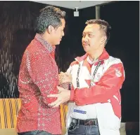  ?? — Gambar Bernama ?? MOHON MAAF: Khairy Jamaluddin bersalaman dengan Menteri Pemuda dan Olahraga Indonesia, Imam Nahrawi (kanan) selepas sidang media khas permohonan maaf.