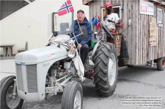  ??  ?? 200 MIL MED GRÅTASS: Svein Kirknes har kommet til Alta på sin lange ferd fra Stjørdal til Kirkenes med veterantra­ktoren Gråtass fra 1956. (Foto: Kita Eilertsen)