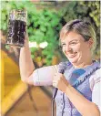  ?? FOTO:DPA ?? Keine Berührungs­angst mit Dirndl und Masskrug: Grünen-Spitzenkan­didatin Katharina Schulze auf dem Volksfest Gillamoos im niederbaye­rischen Abensberg.
