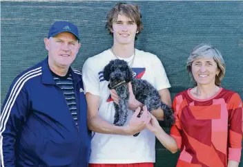  ??  ?? Familienfo­to mit Hund: Deutschlan­ds aktuell bester Tennisspie­ler Alexander Zverev mit Vater Alexander, Mutter Irena und Pudel Lövik.