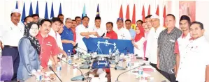  ??  ?? SAPAWI menyerahka­n bendera BN kepada Yusof sempena lawatan ke Umno Bahagian Silam kelmarin.