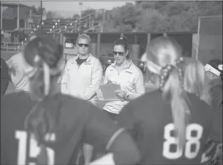  ?? SKIP ZINN/SPECIAL TO THE COURANT ?? First-year UConn coach Laura Valentino (right) talks to her team. Valentino had been an assistant at Duke.
— Ashlee Dahman, UConn senior outfielder