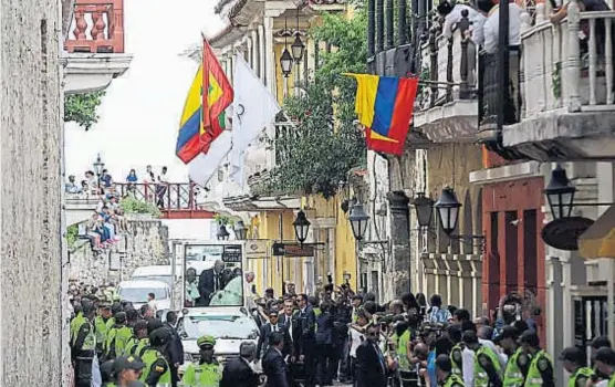  ?? (AP) ?? Doblemente amurallada. A los viejos muros de la ciudad vieja de Cartagena de Indias se les sumó el fuerte operativo de seguridad por la visita papal.