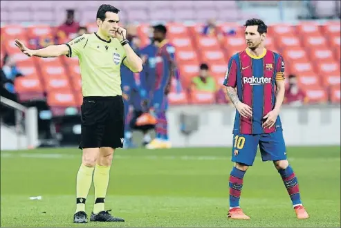  ?? ALEX CAPARROS / GETTY ?? Martínez Munuera protagoniz­ó un polémico arbitraje en el clásico del Camp Nou contra el Real Madrid