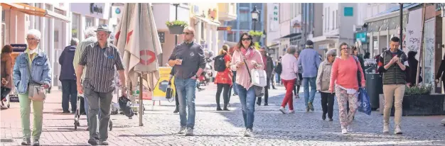  ?? FOTO: CHRISTOPH REICHWEIN ?? Tag eins der Lockerunge­n: Betrieb in der Innenstadt von Moers am Montag.