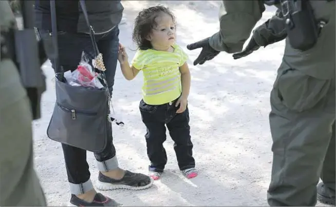  ?? AFP / John Moore ?? Una familia centroamer­icana es detenida el 12 de junio cerca de McAllen (Texas)