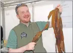  ?? 06_a20FyneatF­orty09a ?? Duncan Smallman from Easdale has a great time demonstrat­ing edible seaweed.