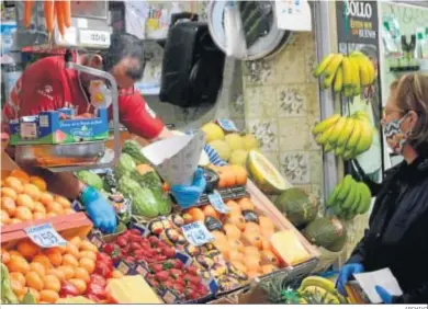  ?? ARCHIVO ?? Una mujer compra en un mercado de Cádiz.