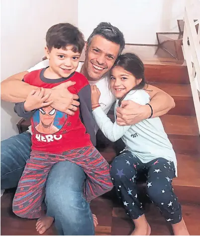  ?? afp ?? López, junto a sus hijos, ayer, en su casa en Caracas