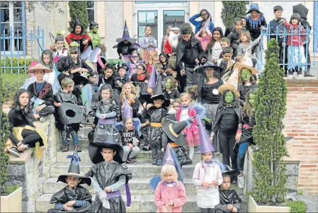  ??  ?? La génération montante aux marches de la Mairie