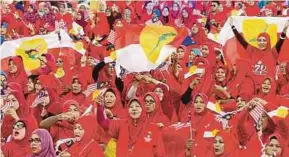  ?? ALIAS
PIC BY ASWADI ?? Umno members in high spirits at the Bukit Jalil National Stadium for the Umno 71st anniversar­y celebratio­n yesterday.