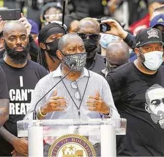  ?? Elizabeth Conley / Staff photograph­er ?? Mayor Sylvester Turner addresses protesters with George Floyd’s family at City Hall. Turner on Thursday said he will appoint a task force to review Houston Police Department policies.