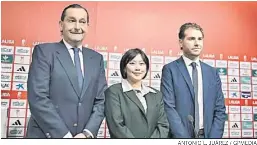  ?? ANTONIO L. JUÁREZ / GPMEDIA ?? El italiano todavía en su cargo en el Granada CF junto a Yang y Amado.