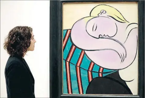  ?? LUIS TEJIDO / EFE ?? La conservado­ra Megan Fontanella, comissària de la mostra, contempla La dona dels cabells grocs de Picasso